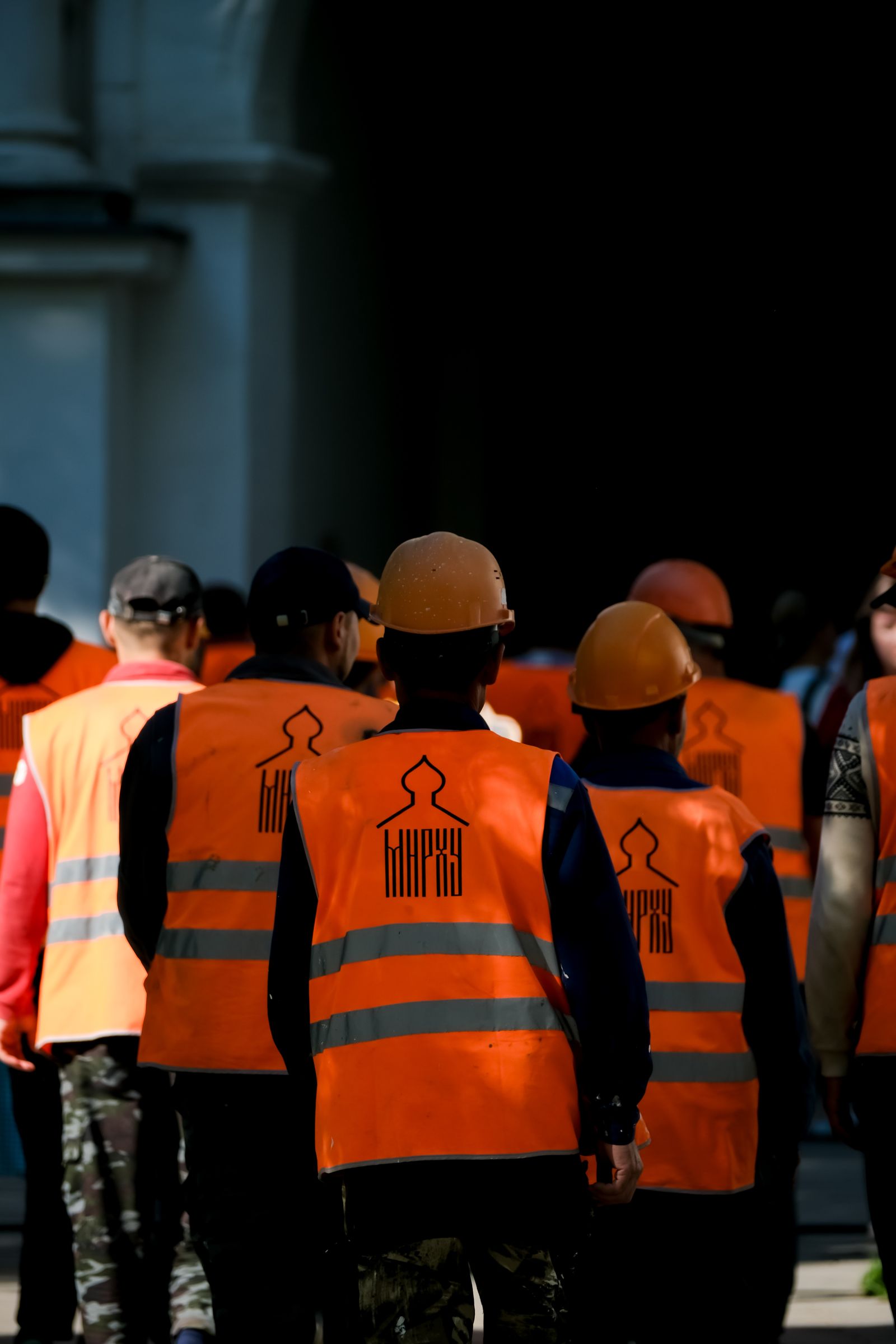 Team in Warnschutzkleidung auf der Baustelle